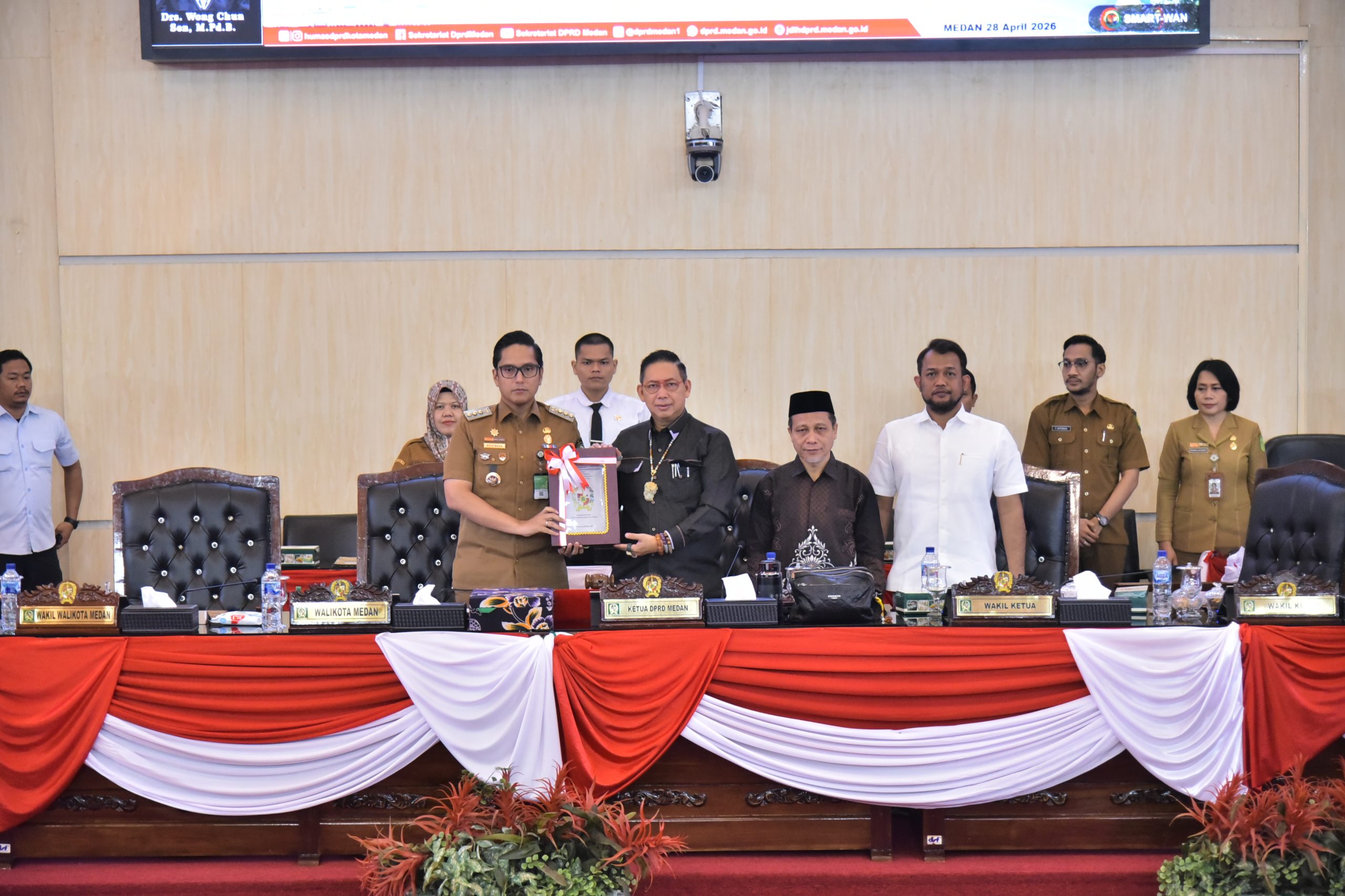 Ketua DPRD Kota Medan, Drs. Wong Chun Sen, M.Pd.B menyerahkan hasil pembahasan pansus LKPJ kepada Wali Kota Medan, Rico Tri Putra Bayu Waas pada rapat paripurna penyampaian rekomendasi terhadap Laporan Keterangan Pertanggungjawaban (LKPJ) Wali Kota Medan Tahun Anggaran 2025.