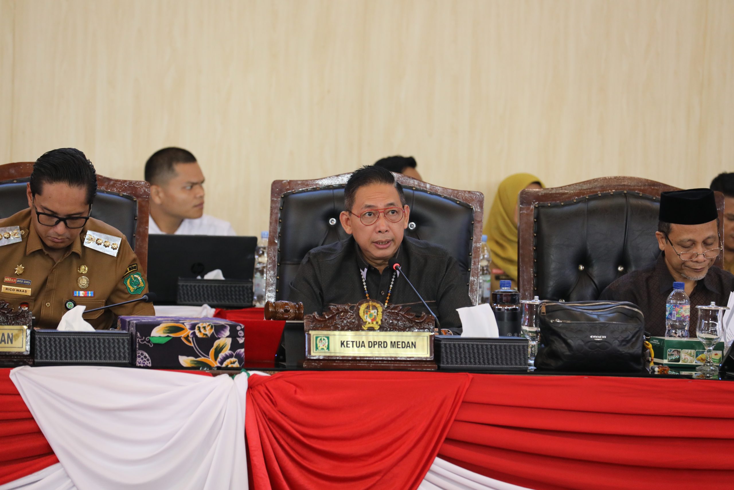 Ketua DPRD Kota Medan, Drs. Wong Chun Sen, M.Pd.B membuka sidang paripurna tentang penyampaian rekomendasi LKPJ 2025.