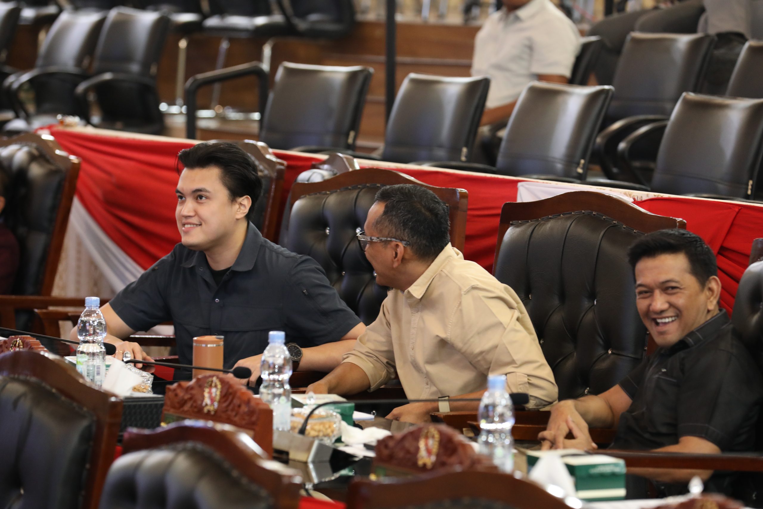 Sejumlah anggota DPRD Medan mengikuti rapat paripurna penyampaian rekomendasi terhadap Laporan Keterangan Pertanggungjawaban (LKPJ) Wali Kota Medan Tahun Anggaran 2025.