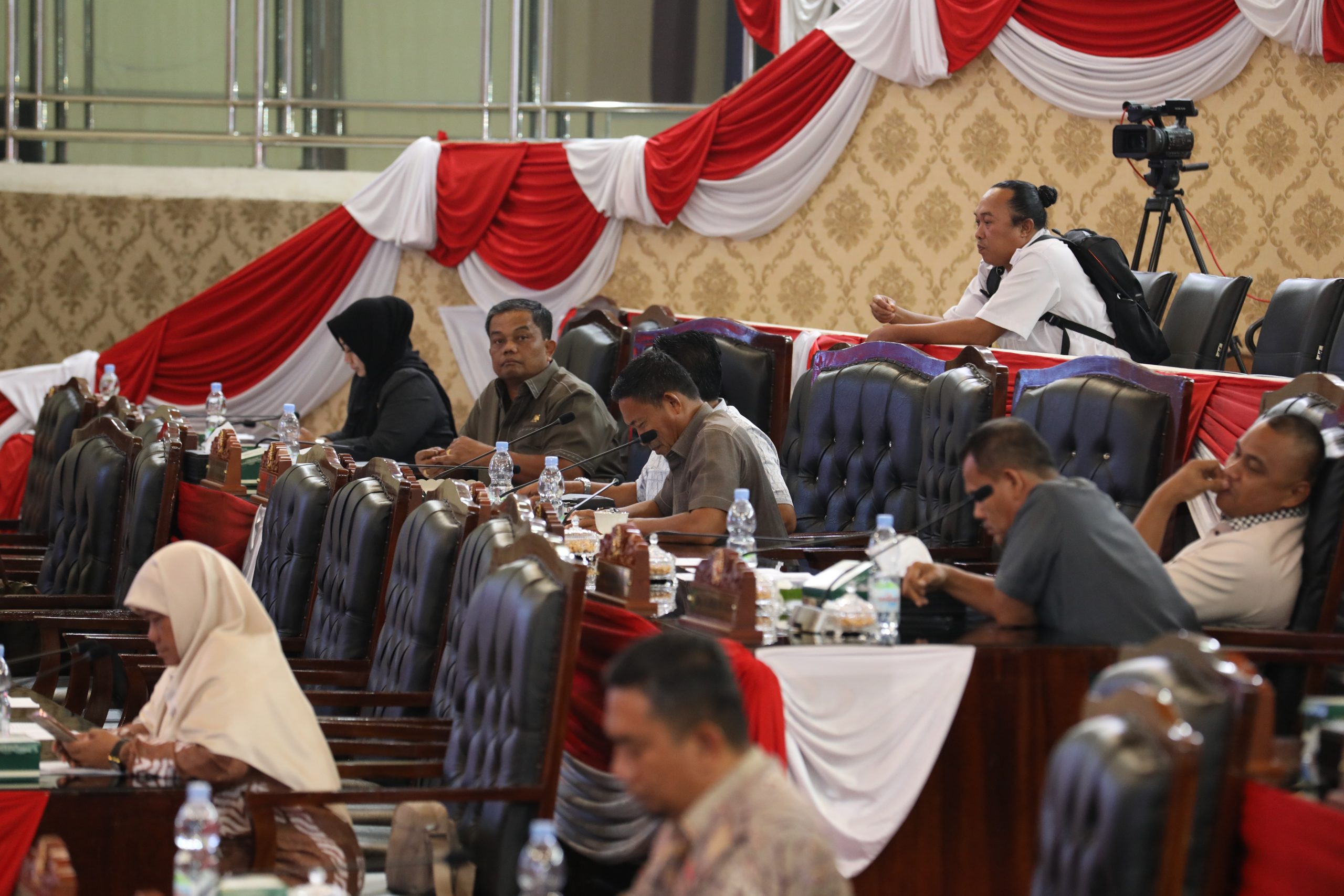 Sejumlah anggota DPRD Medan mengikuti rapat paripurna penyampaian rekomendasi terhadap Laporan Keterangan Pertanggungjawaban (LKPJ) Wali Kota Medan Tahun Anggaran 2025.